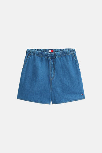 Korte mid blue denim broek van TOMMY JEANS, met elastische tailleband en klein logo detail.

