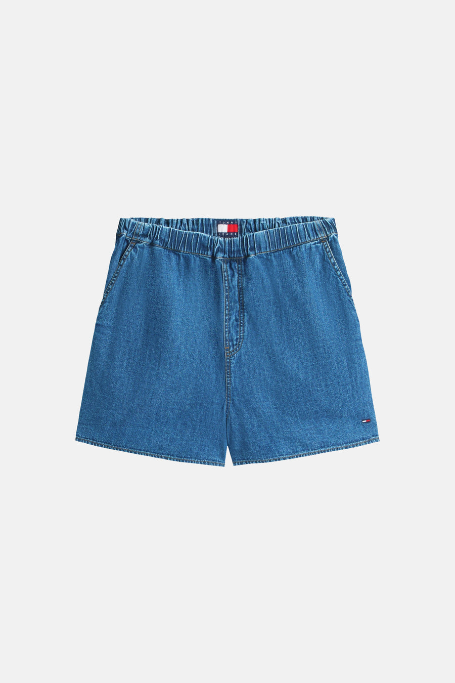 Korte mid blue denim broek van TOMMY JEANS, met elastische tailleband en klein logo detail.
