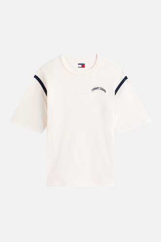 Wit T-shirt met korte mouwen van TOMMY JEANS, met marineblauwe strepen op de schouders en een logo-opschrift.