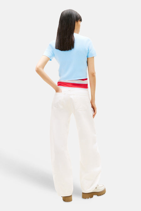 Gilet bleu de TOMMY JEANS, vu de dos, avec une texture côtelée et un ourlet festonné.