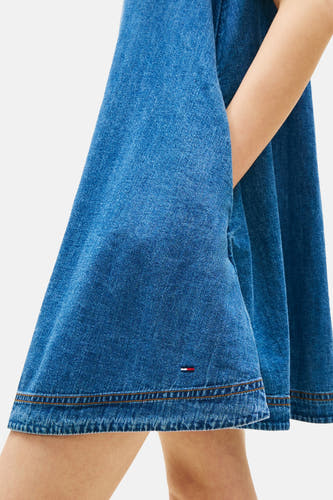 Blauw denim jurkje met korte mouwen van Tommy Jeans, met dubbele stiksel aan de zoom en een subtiel logo.
