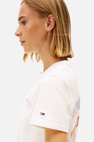 Ecru T-shirt met korte mouwen van TOMMY JEANS, met logo details op de voorkant en mouw.