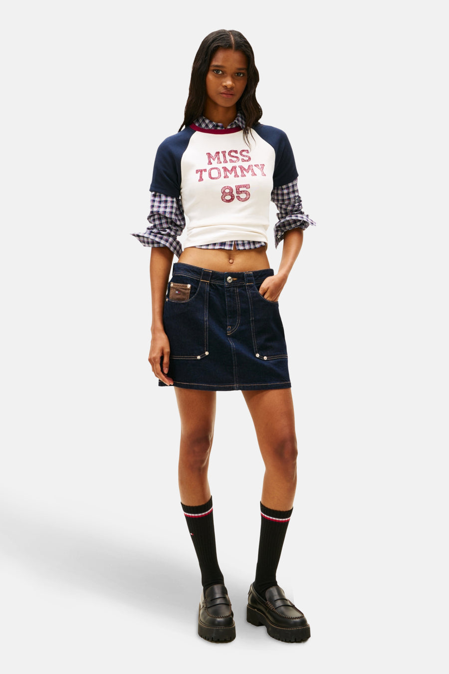 Multikleurig T-shirt met korte mouwen van TOMMY JEANS, met een opdruk en een geruit overhemd eronder.
