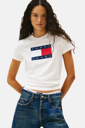 Wit T-shirt met korte mouwen van TOMMY JEANS, gedragen met losse jeans en een witte onderbroek.