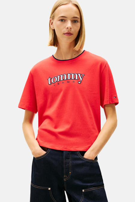 T-shirt rouge à manches courtes de TOMMY JEANS, vu de dos, avec des jeans bleus foncés décontractés.