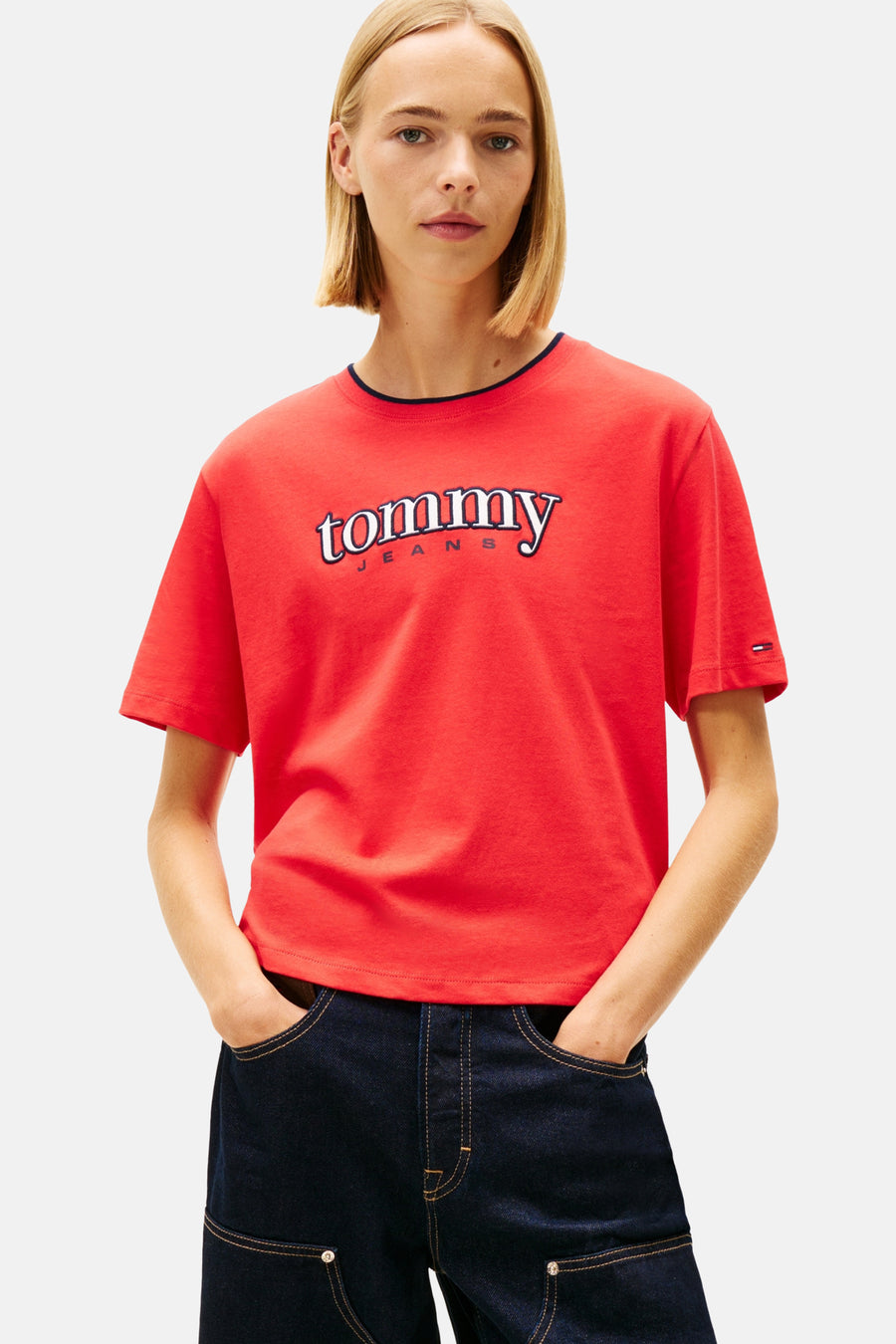 Rood T-shirt met korte mouwen van Tommy Jeans, met merklogo op de voorkant en een donkerblauwe kraag.