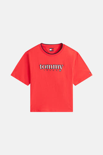 Rood T-shirt met korte mouwen van TOMMY JEANS, met het merklogo in witte letters op de borst.