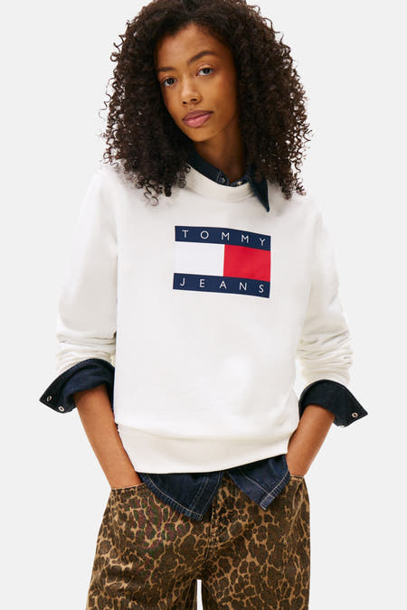 Pull-over blanc de TOMMY JEANS, avec des manches longues et une couleur unie.