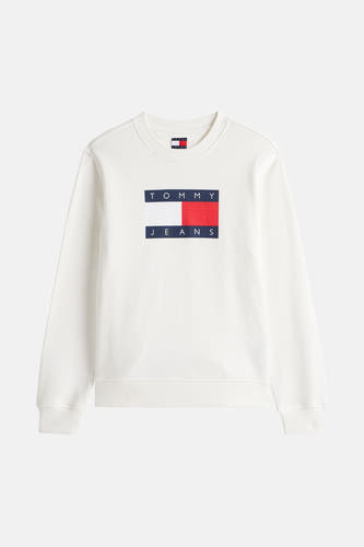 Pull-over blanc de TOMMY JEANS avec un logo rectangulaire sur la poitrine et des manches longues.
