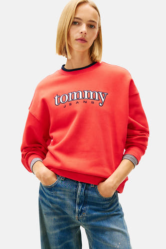 Rode sweater met ronde hals van TOMMY JEANS, met het merklogo op de borst en lange mouwen.
