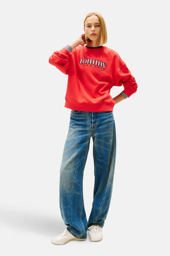 Rode sweater met ronde hals van TOMMY JEANS, met lange mouwen en een bedrukt logo op de voorkant.
