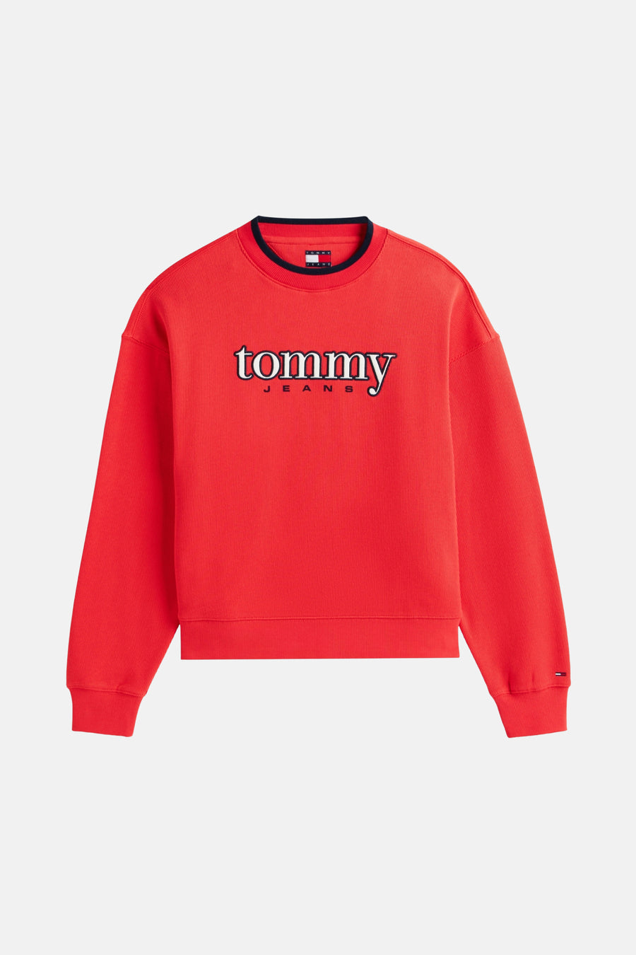 Rode sweater van TOMMY JEANS met lange mouwen en een logo op de voorkant.