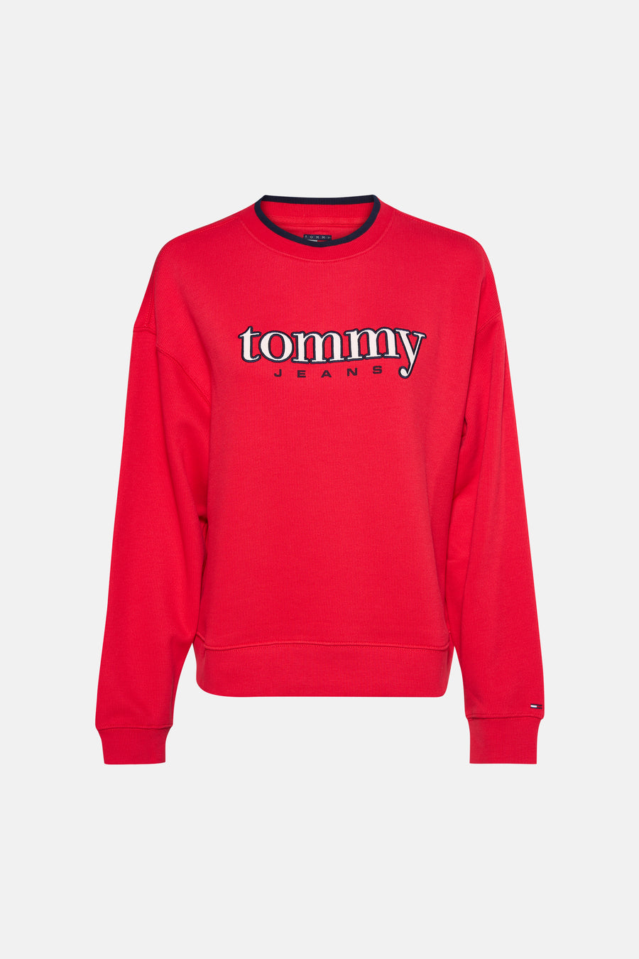 Rode sweater van TOMMY JEANS met wit logo op de voorkant en donkerblauwe rand langs de hals.
