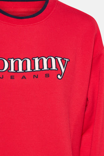 Rode sweater van TOMMY JEANS, met ronde hals en logo-opdruk op de voorkant.