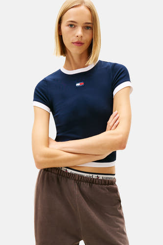 Blauw T-shirt met korte mouwen van TOMMY JEANS, met witte contrastranden en bruine joggingbroek.