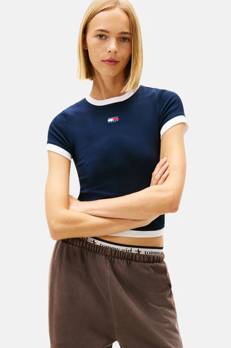 Blauw T-shirt met korte mouwen van TOMMY JEANS, met witte contrastranden en bruine joggingbroek.