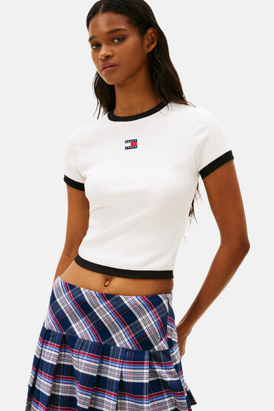 Wit T-shirt met korte mouwen van TOMMY JEANS, met zwarte afwerking en een geruite rok.
