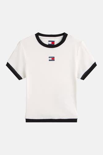 T-shirt blanc à manches courtes de TOMMY JEANS, fini avec des détails noirs à l'encolure, aux manches et à l'ourlet.