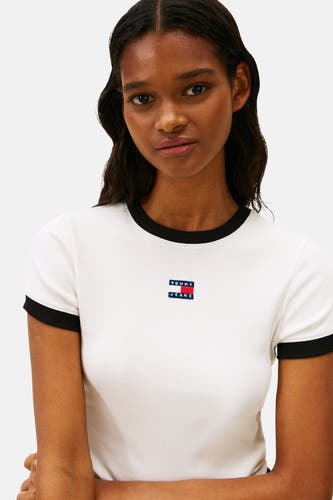 T-shirt blanc à manches courtes de TOMMY JEANS, avec un passepoil noir le long du col et des manches.