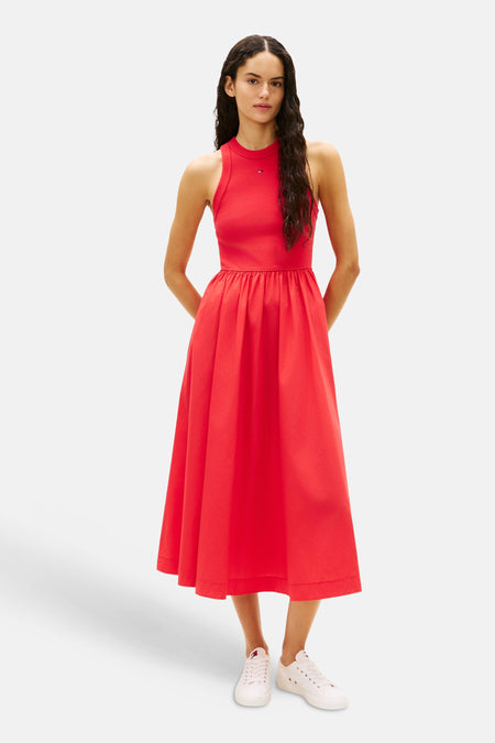 Robe sans manches rouge de TOMMY JEANS, avec un haut côtelé et une jupe évasée avec poche.