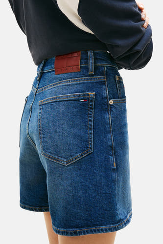 Korte donkerblauwe denim short van TOMMY JEANS, met achterzakken en bruin lederen label.