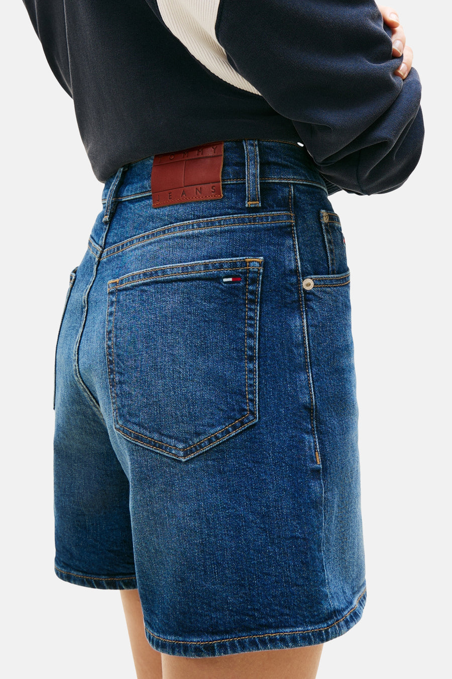 Korte donkerblauwe denim short van TOMMY JEANS, met achterzakken en bruin lederen label.