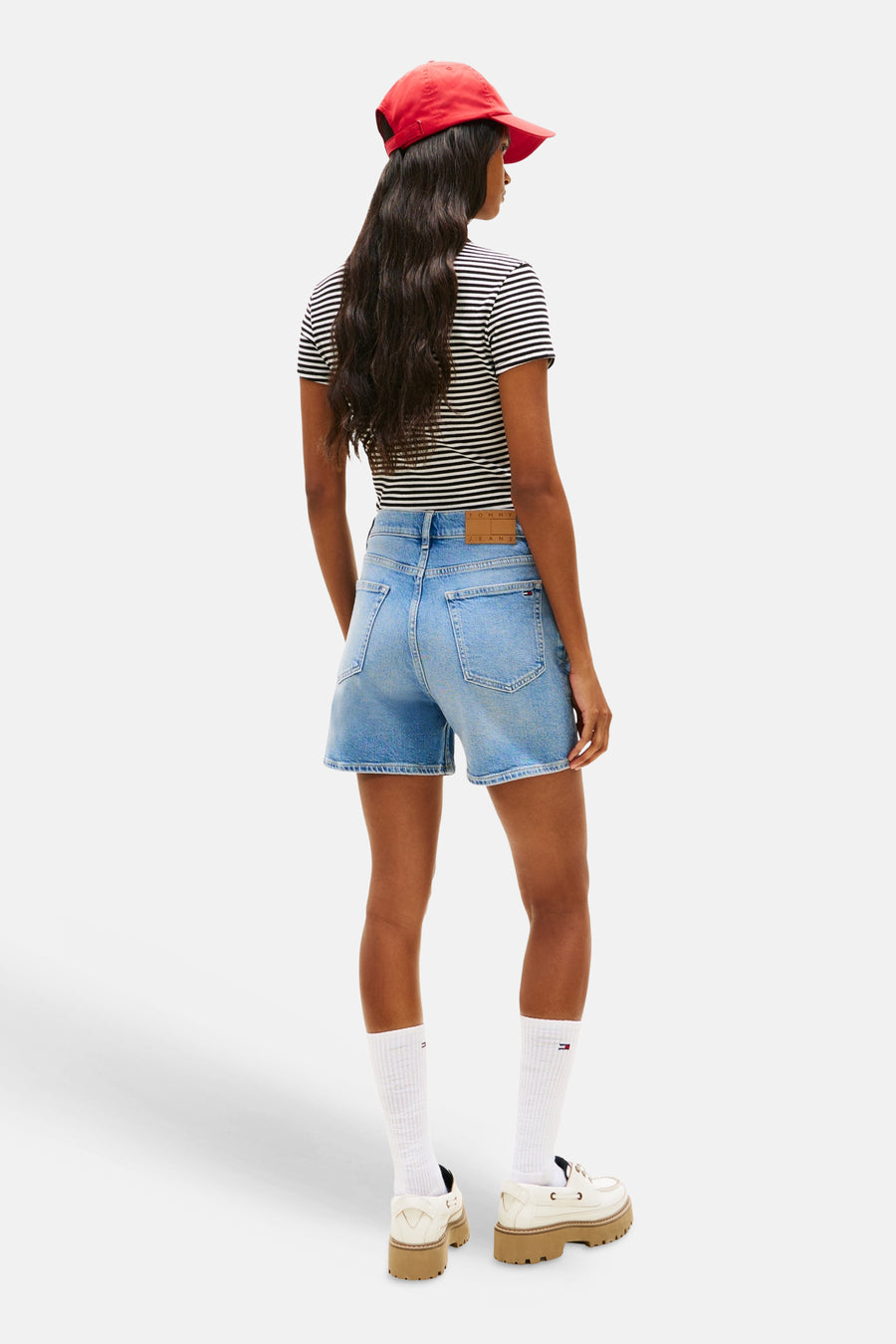 Mid blue denim short van TOMMY JEANS, met hoge taille en achterkant zichtbaar.