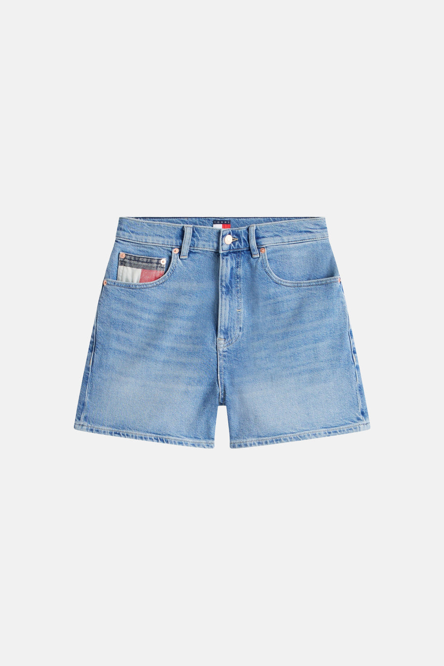 Mid blue denim short van Tommy Jeans, met een logopatch op de zak.
