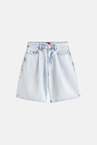 Lichtblauwe denim short van TOMMY JEANS, met geplooide voorkant, wijde pijpen, lichte wassing en een logobadge.