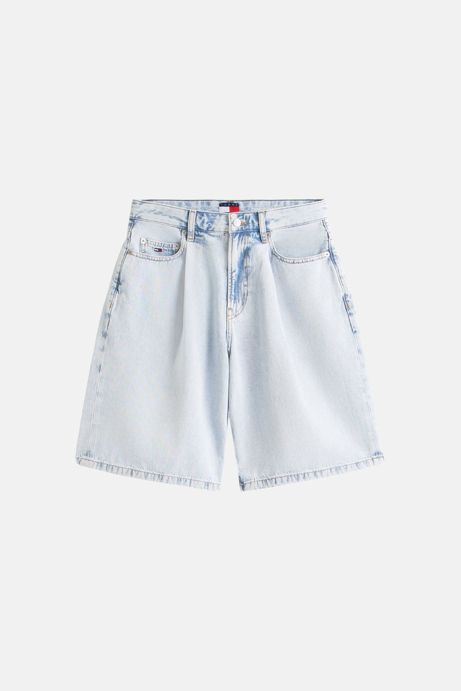 Lichtblauwe denim short van TOMMY JEANS, met geplooide voorkant, wijde pijpen, lichte wassing en een logobadge.