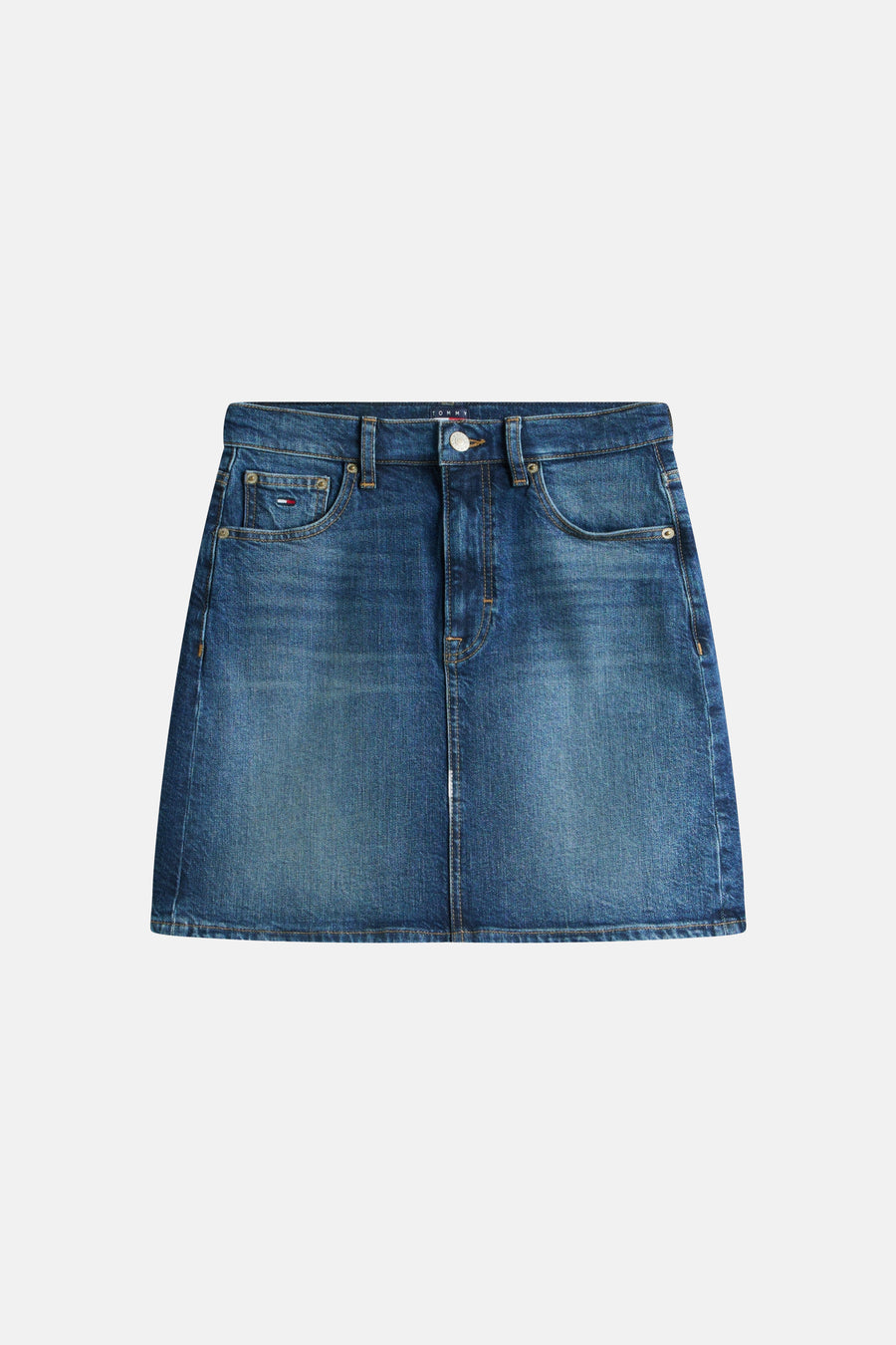 Donkerblauwe denim rok van TOMMY JEANS, met stiksels aan de voorkant en zakken.