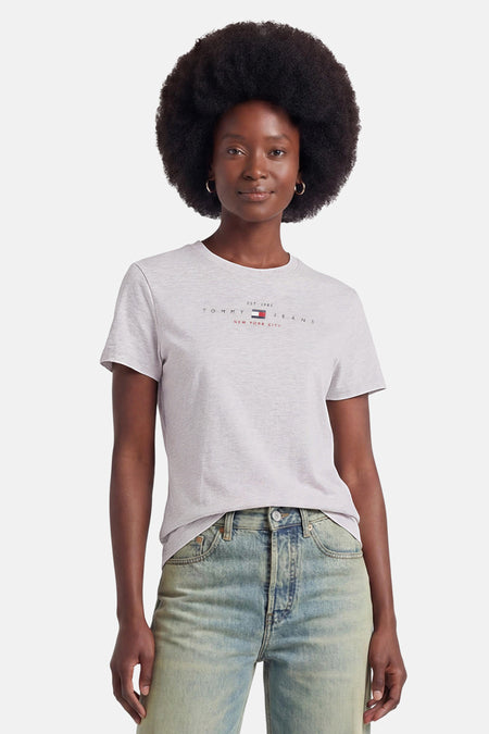 Grijze korte mouw T-shirt van TOMMY JEANS met logo print op borst, gedragen met lichtgewassen jeans, front view