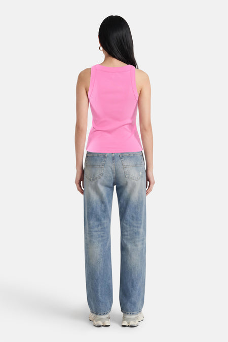 Roze ribbel tanktop van TOMMY JEANS, achterzijde, strak model, met lichtblauwe jeans en witte sneakers