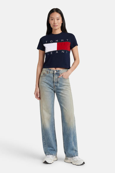 Multicolor korte mouw T-shirt van TOMMY JEANS met logo-blok in marine, wit en rood, gedragen met lichte jeans en witte sneakers, front view