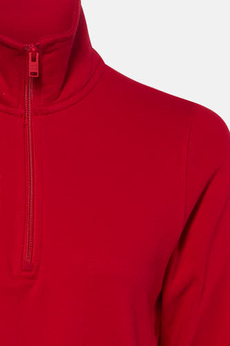 Rode ronde hals sweater van TOMMY JEANS met halve rits en fijne ribstructuur, close-up voorzijde