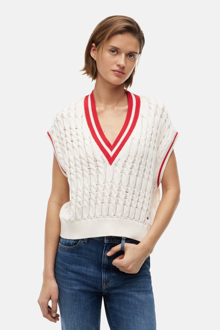 Gilet sans manches écru de TOMMY JEANS avec motif torsadé ajouré, col en V et emmanchures rayés, et un petit drapeau logo.