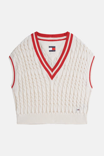 Gilet sans manches écru en grosse maille torsadée de TOMMY JEANS, avec des rayures rouges et blanches au col en V et à l'emmanchure.