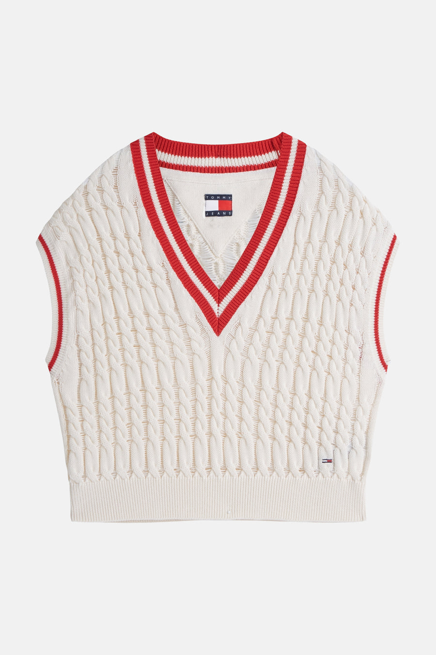 Gilet sans manches écru en grosse maille torsadée de TOMMY JEANS, avec des rayures rouges et blanches au col en V et à l'emmanchure.