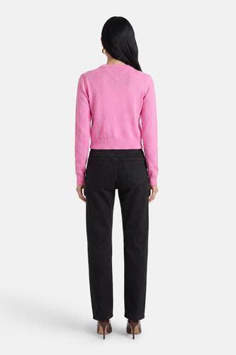Roze ronde hals trui van TOMMY JEANS, strakke pasvorm, rugzijde, met zwarte jeans en hoge hakken