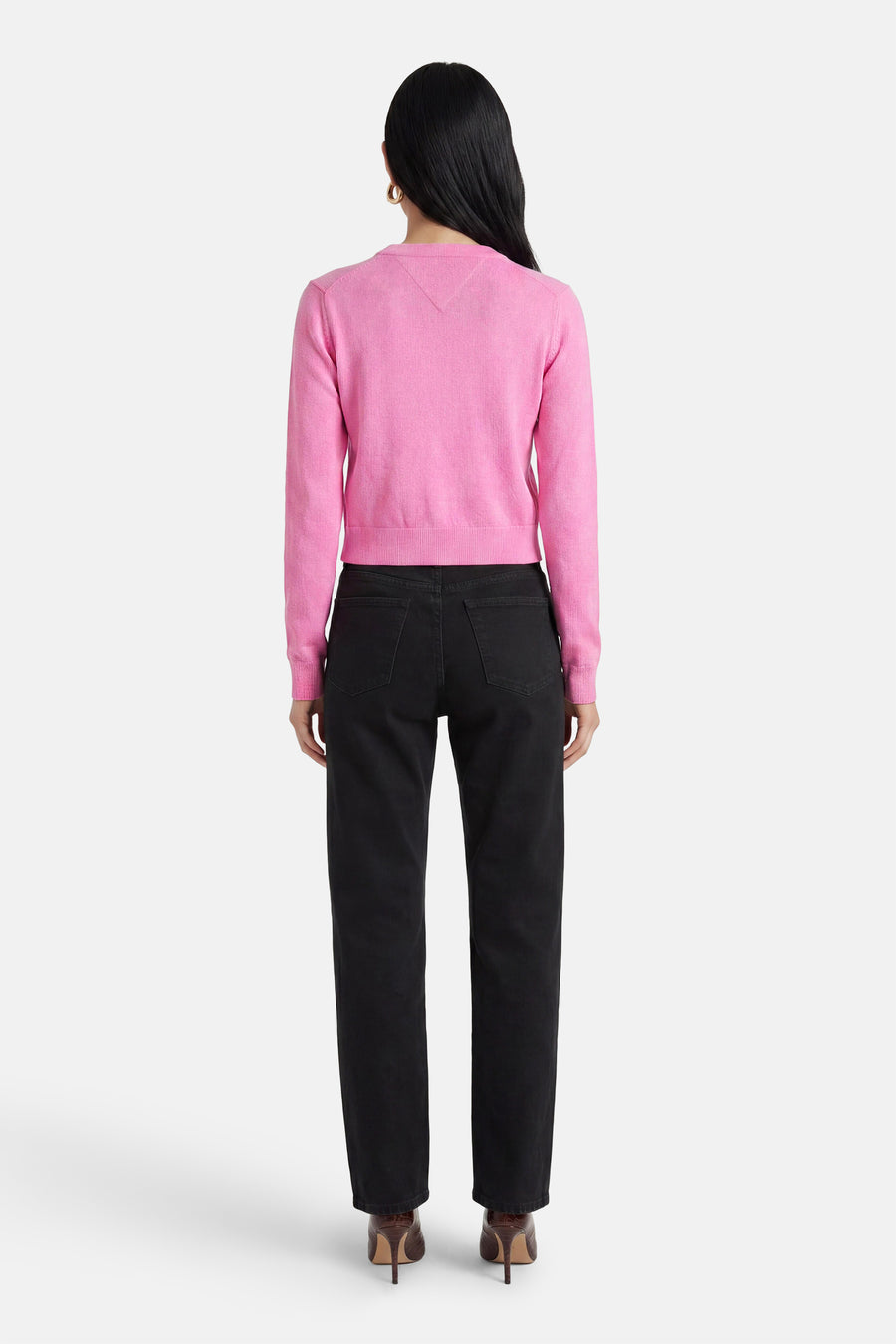 Roze ronde hals trui van TOMMY JEANS, strakke pasvorm, rugzijde, met zwarte jeans en hoge hakken
