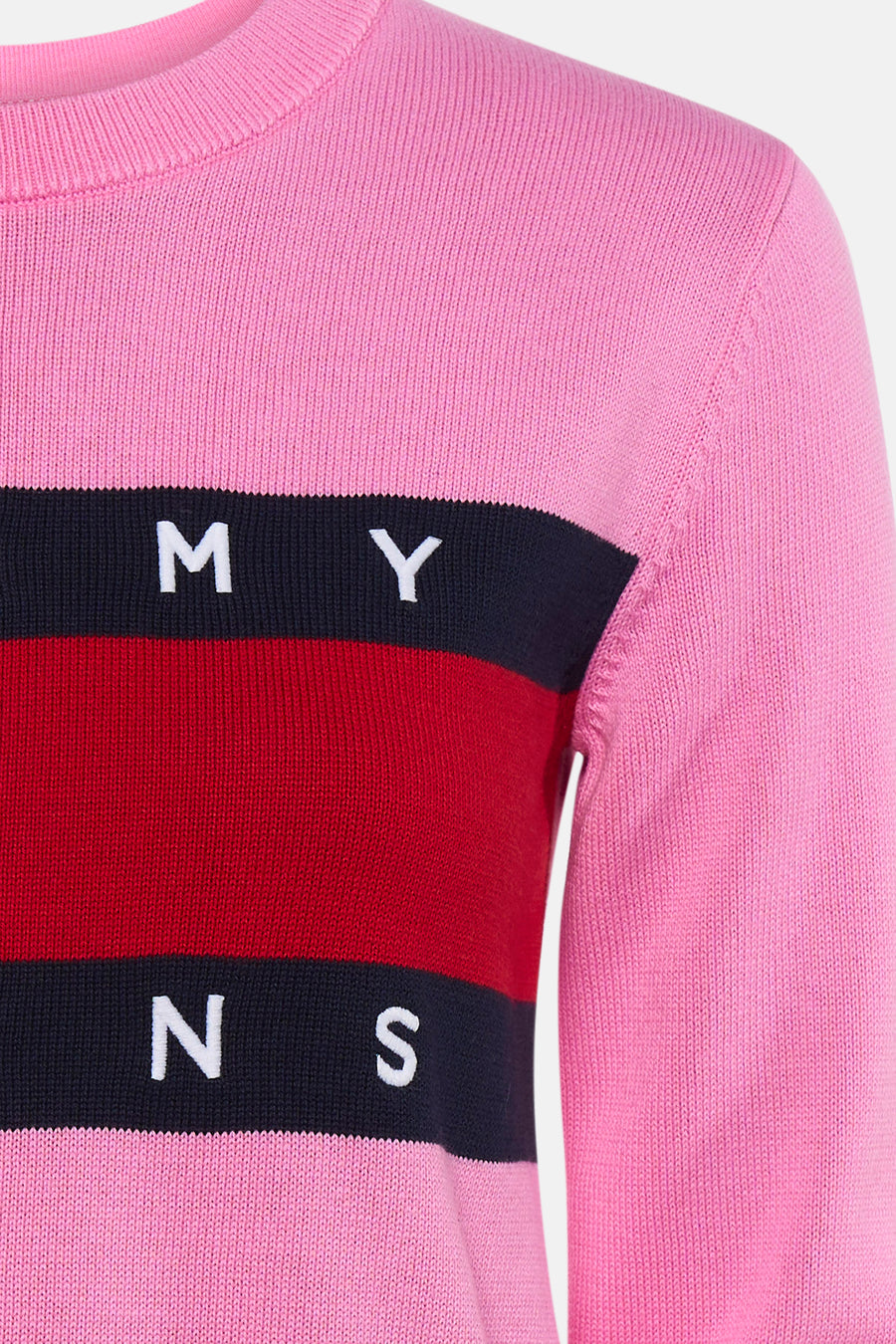 Roze ronde hals trui van TOMMY JEANS met donkerblauwe en rode strepen en witte letters, close-up vooraanzicht
