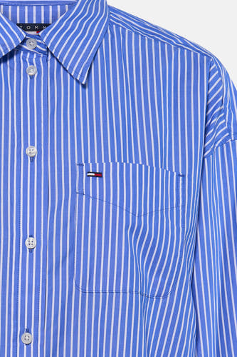 Blauw gestreept lange mouwen overhemd van TOMMY JEANS met borstzakje en witte knopen, close-up voorzijde