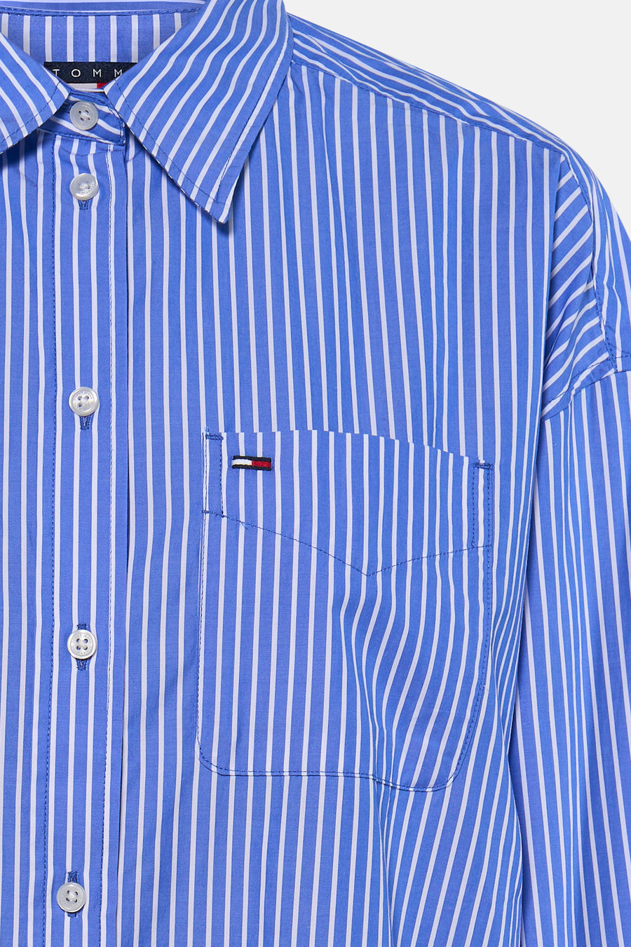 Blauw gestreept lange mouwen overhemd van TOMMY JEANS met borstzakje en witte knopen, close-up voorzijde