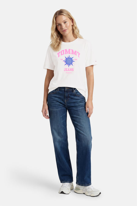 Ecru korte mouw T-shirt met roze en blauwe logo print van TOMMY JEANS, gedragen met blauwe jeans en witte sneakers, front view