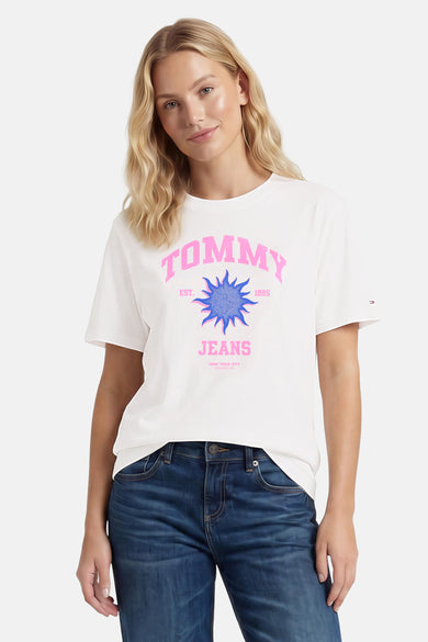 Ecru korte mouw T-shirt van TOMMY JEANS met roze logo en blauwe zon, gedragen met donkerblauwe jeans, front view