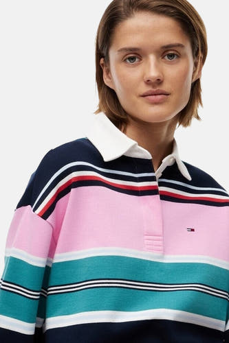 Multicolor lange mouwen polo van TOMMY JEANS met horizontale strepen in roze, turkoois en marine, witte kraag, voorzijde close-up