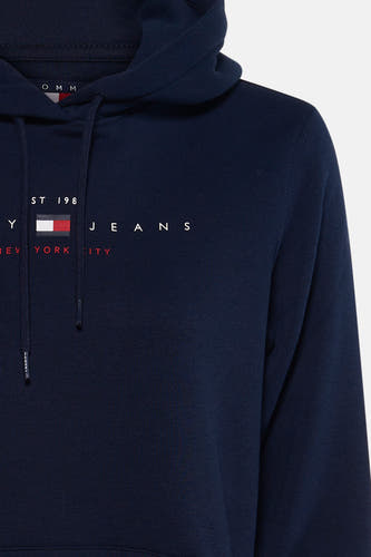 Donkerblauwe sweater met kap van TOMMY JEANS, met witte en rode logo-print op borst, kabelkoord en comfortabele pasvorm, close-up vooraanzicht