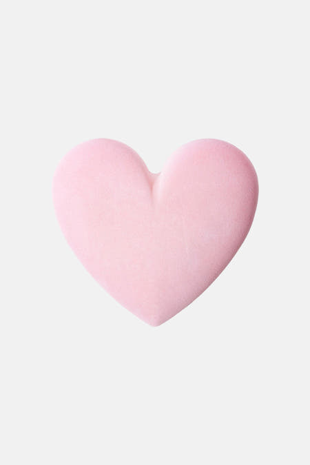Roze hartvormige decoratie van zacht fluweel, van THE WOW EFFECT COMPANY, front view, minimalistisch design
