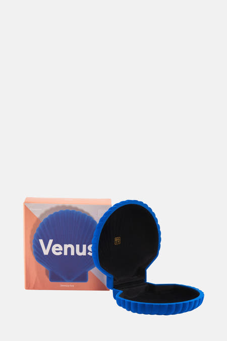 Blauw geschenk van DOIY, opengeklapt als een schelp, naast de roze verpakking.
