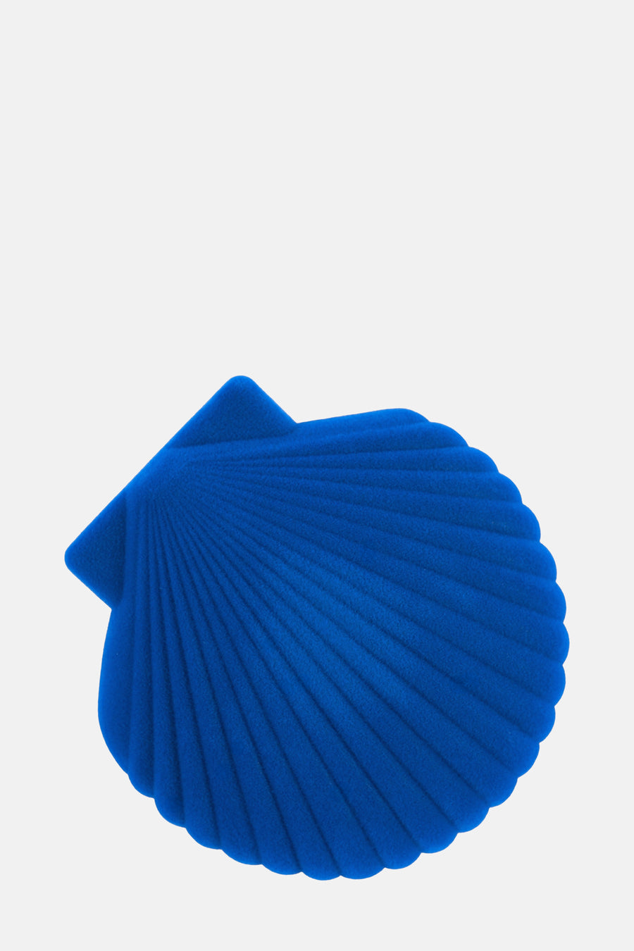 Blauw cadeau van DOIY, in de vorm van een gestileerde schelp met een fluweelachtige textuur.